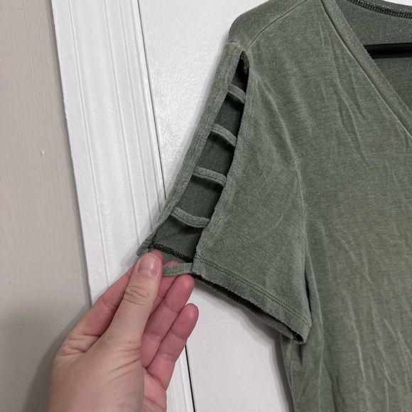 American Eagle Women’s Olive Green V-Neck Short Sleeve Top - Picture 2 of 3